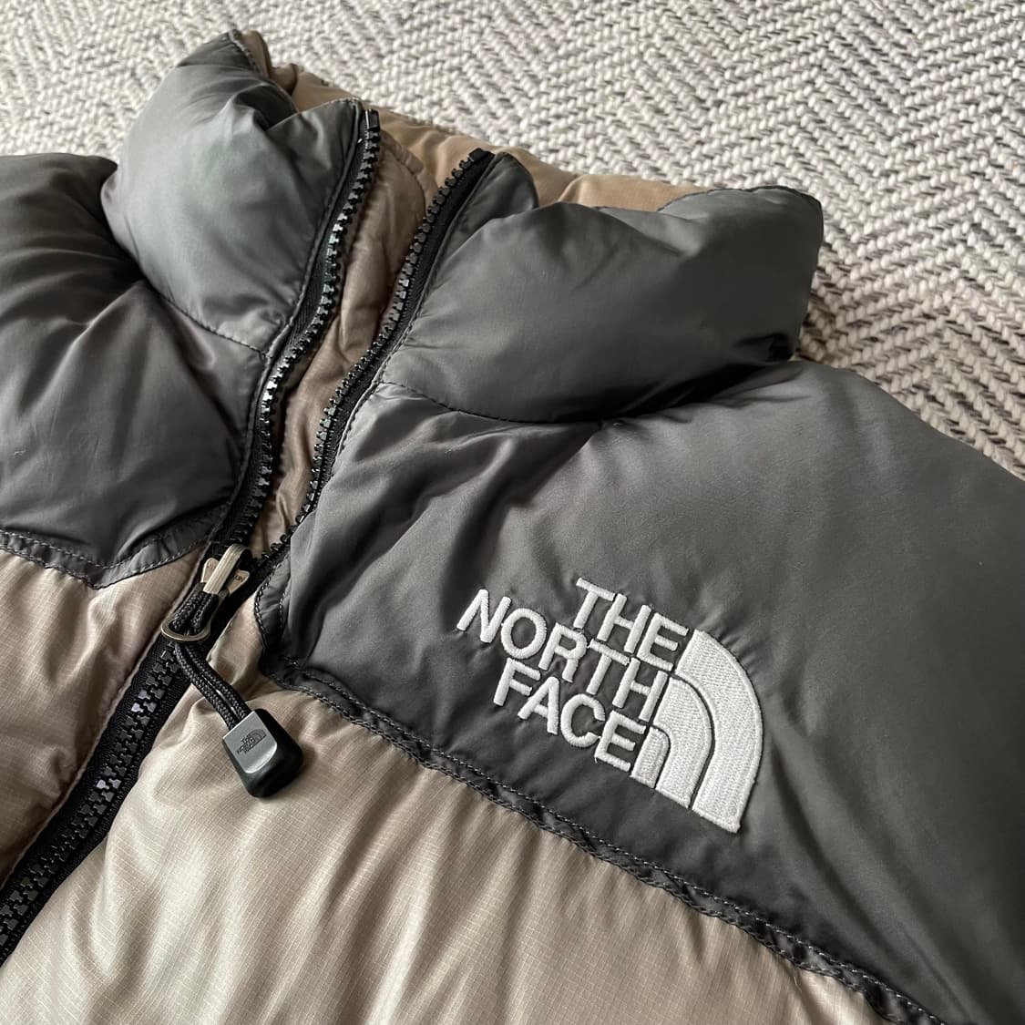 [90] 노스페이스 센터로고 베이지 700 눕시 패딩 상품이미지3
