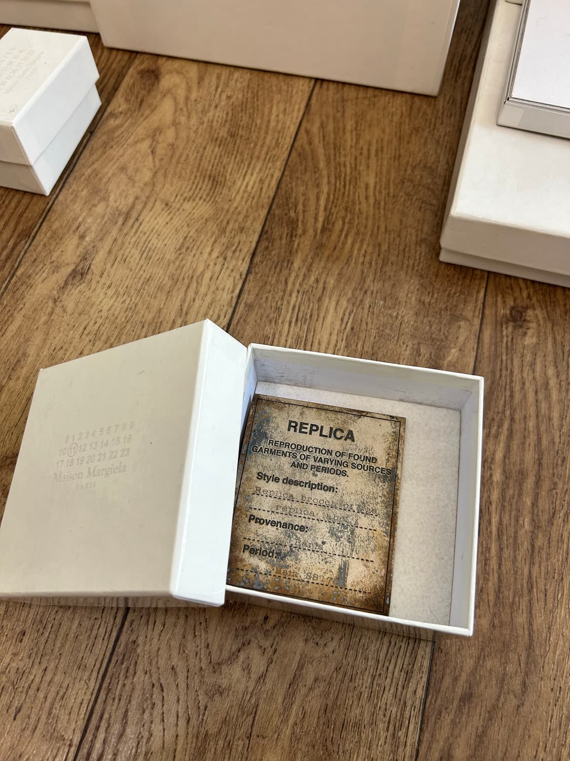 마르지엘라 금속 브로치 상품이미지1