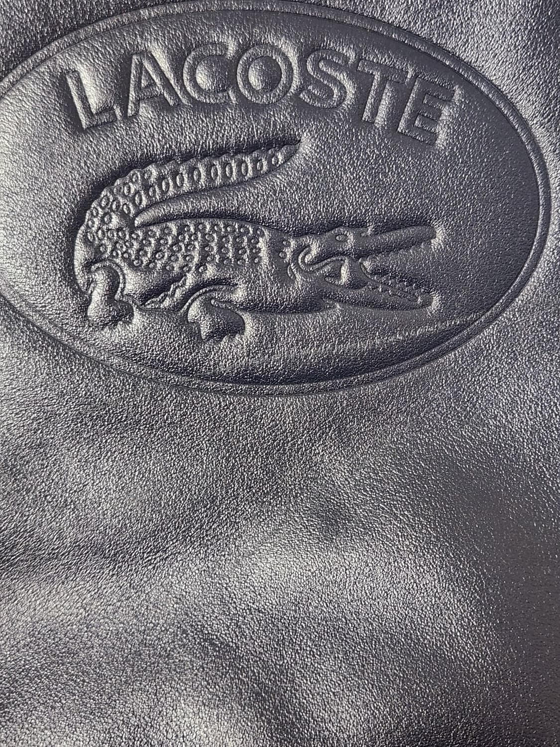 라코스테 네이비 크로스백

생활 스크레치 및 사용감 있어요
오염 하자 없 상품이미지5