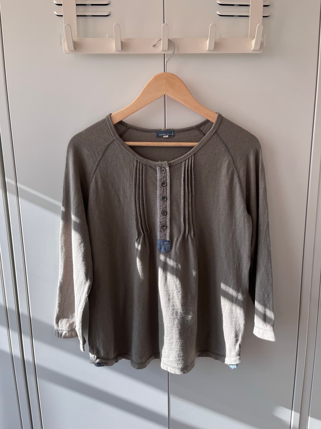 Northern truck 카키 핀턱 단추 롱 슬리브 상품이미지6