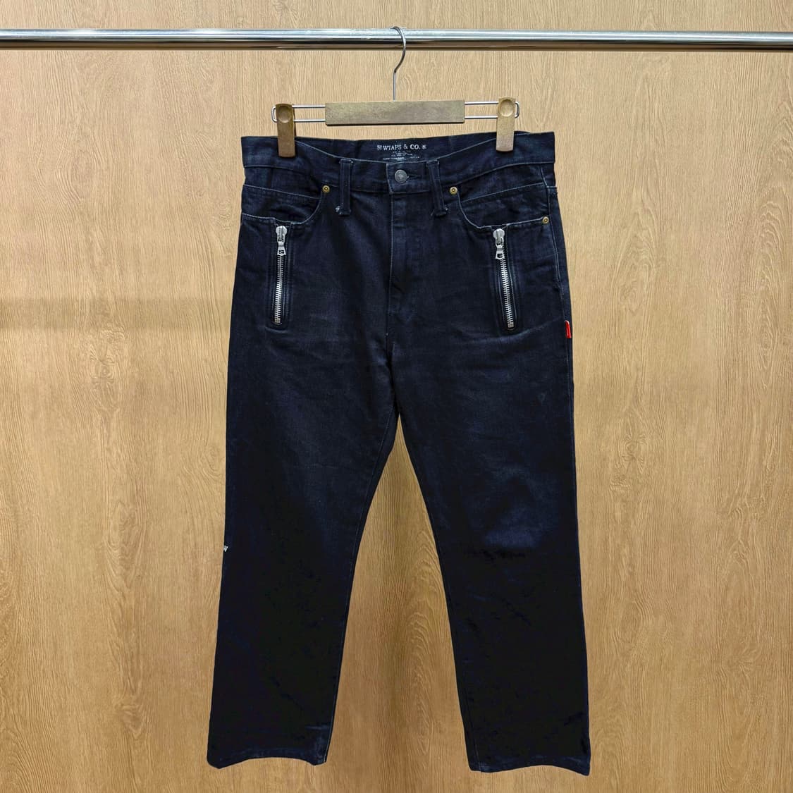 더블탭스 데님팬츠 유즈드워싱 전면지퍼 포켓디테일 슬림핏 블랙 상품이미지2