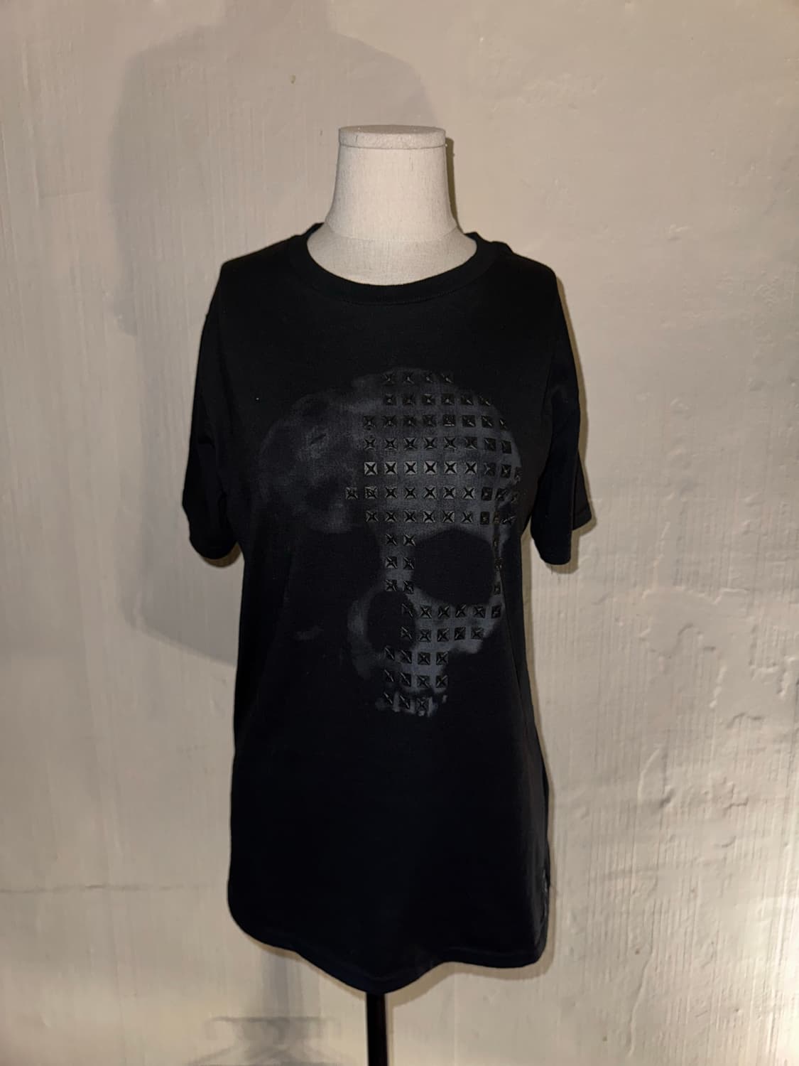 “Xfrm” Skull Embossed Detail Black T-shi 상품이미지1