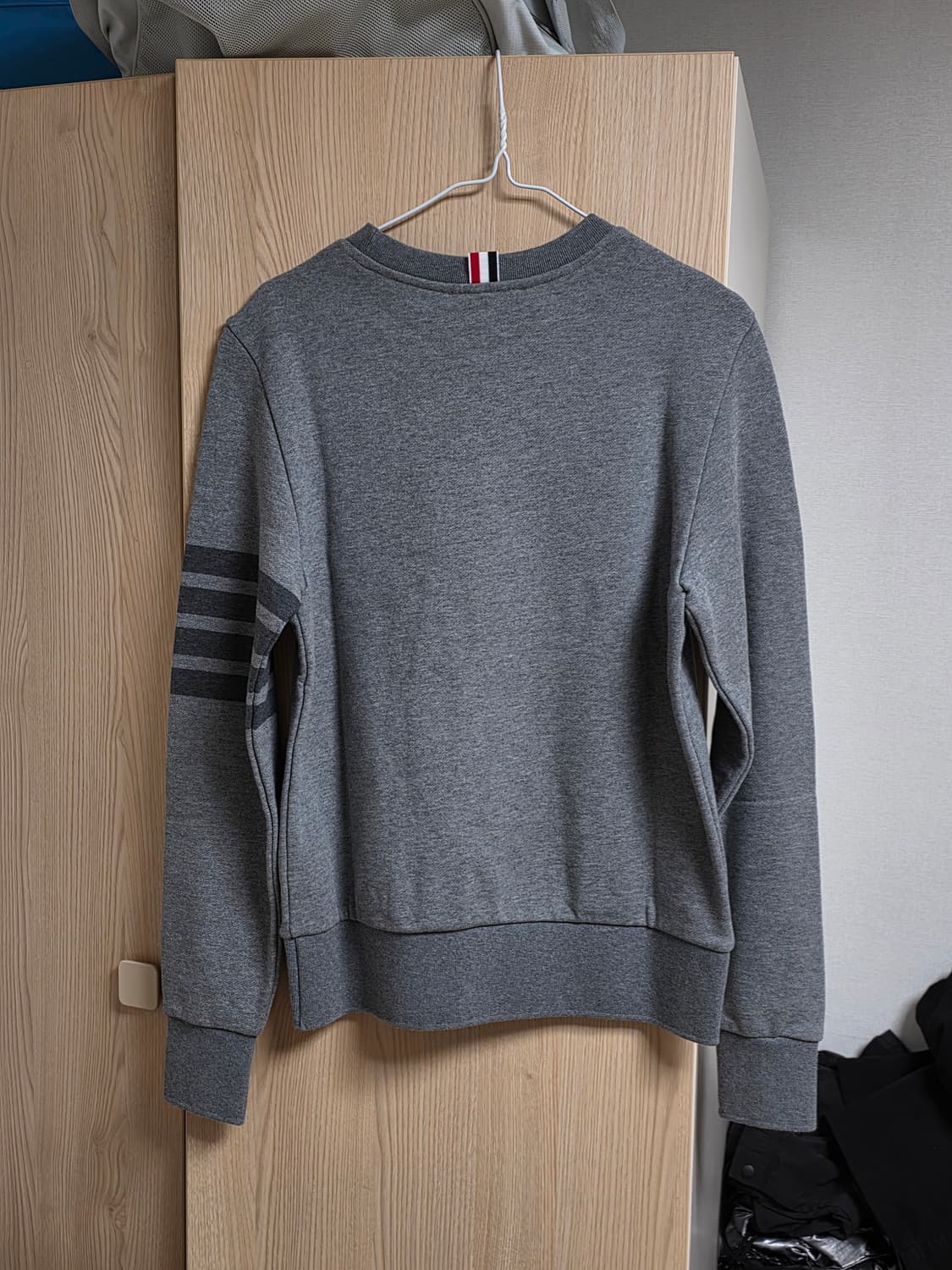 톰브라운 그레이 사선완장 맨투맨 새상품 상품이미지2