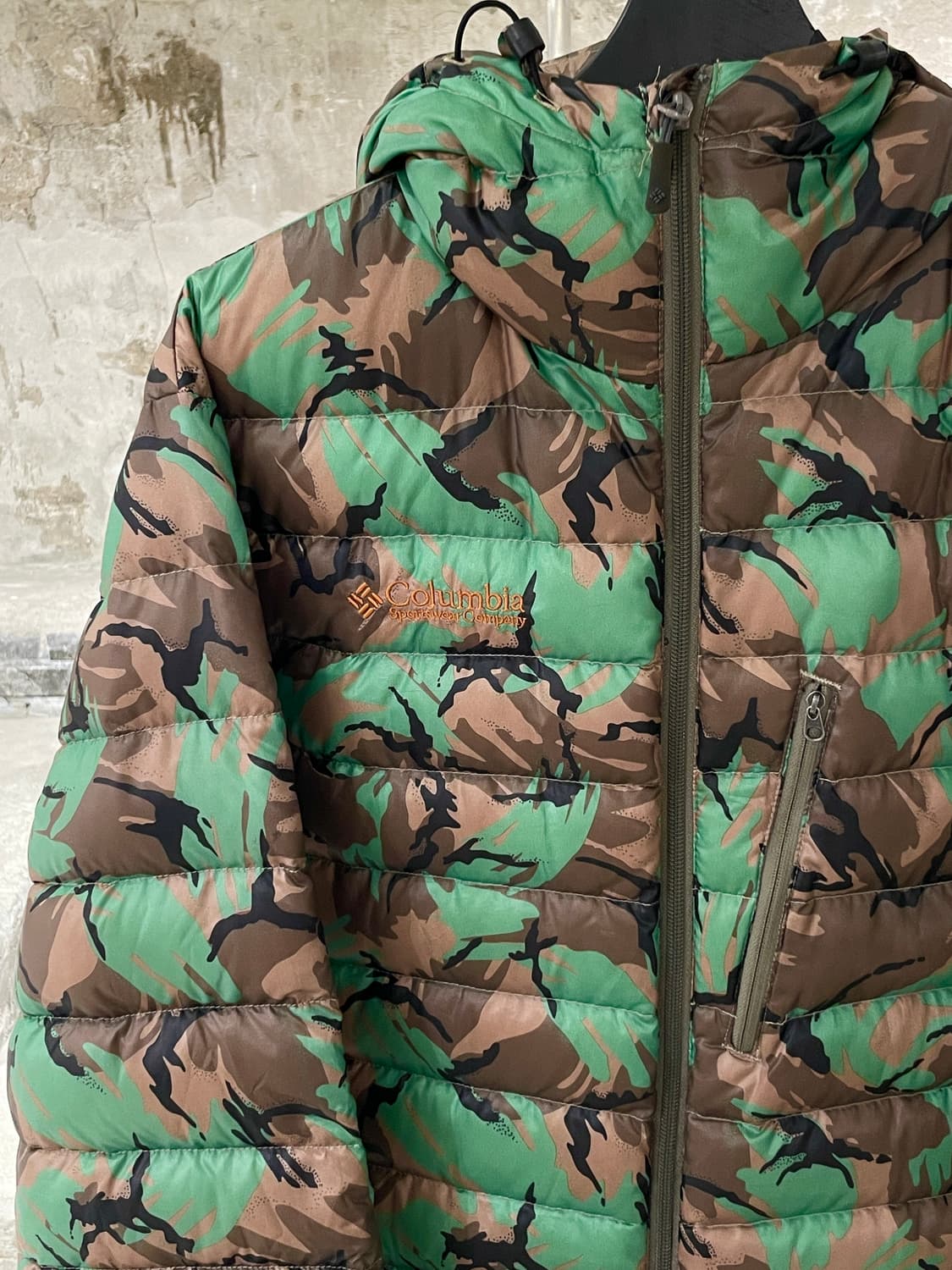 컬럼비아 카모플라쥬 구스 다운 투 웨이 후디 경량 패딩 상품이미지2