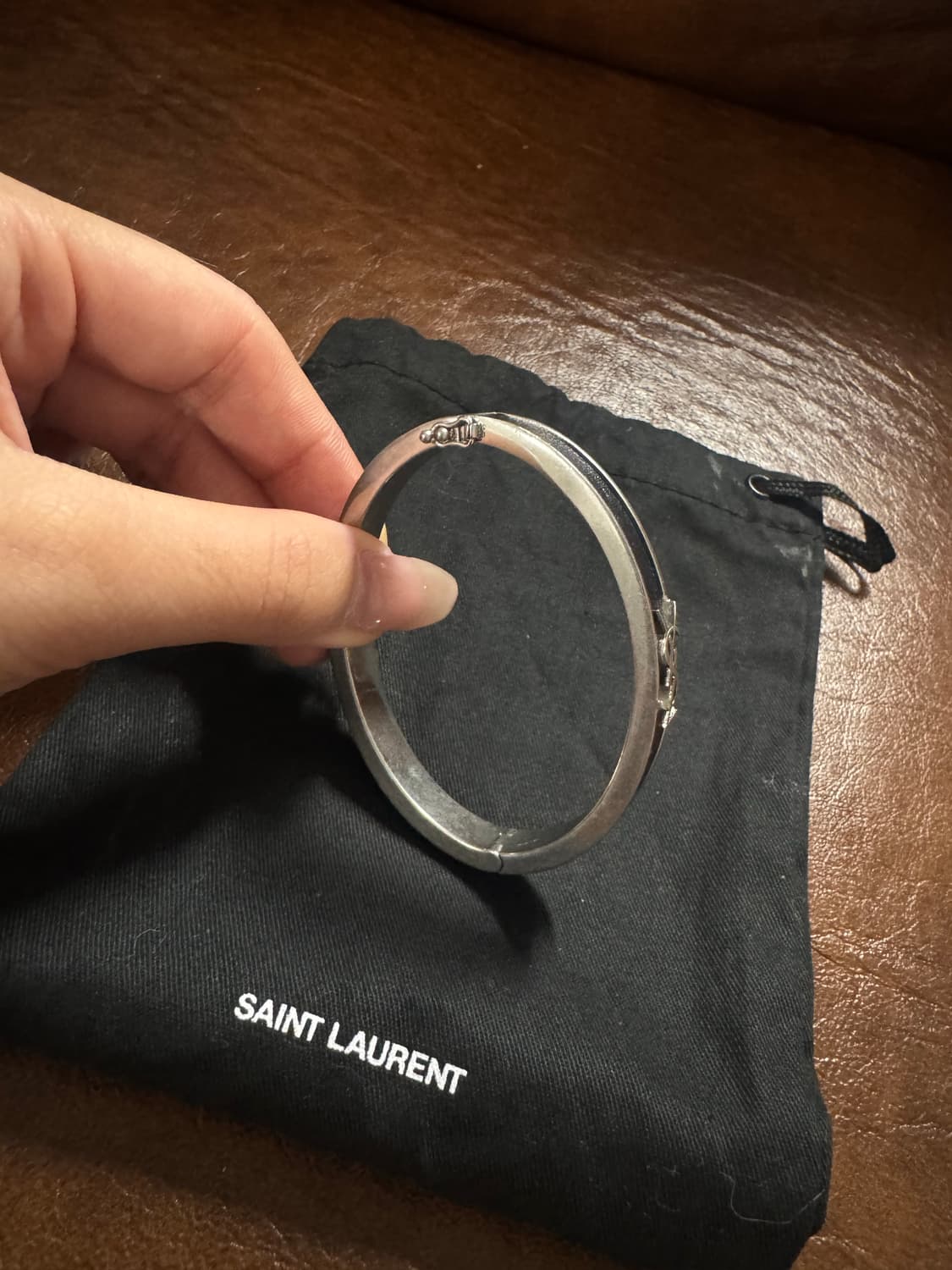 정가 105만 생로랑 카산드르 가죽 메탈 브레이슬릿 상품이미지8