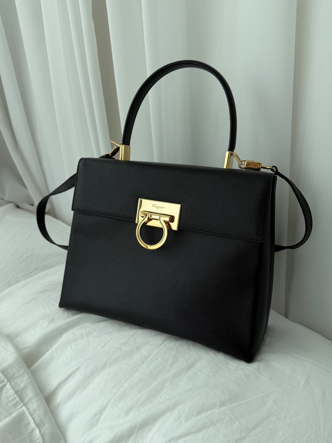 [Ferragamo] Gancini Top Handle Medium 상품이미지4