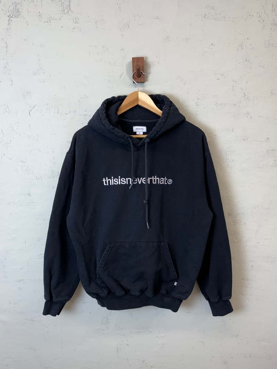 디스이즈네버댓 자수로고 후드티 블랙 상품이미지1