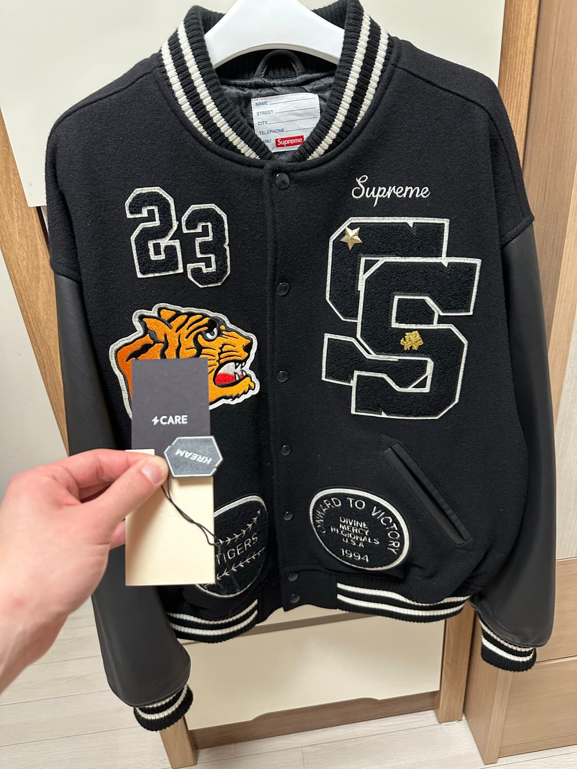 슈프림 23fw 타이거 바시티자켓 블랙 사이즈 L 라지 팝니다 상품이미지1