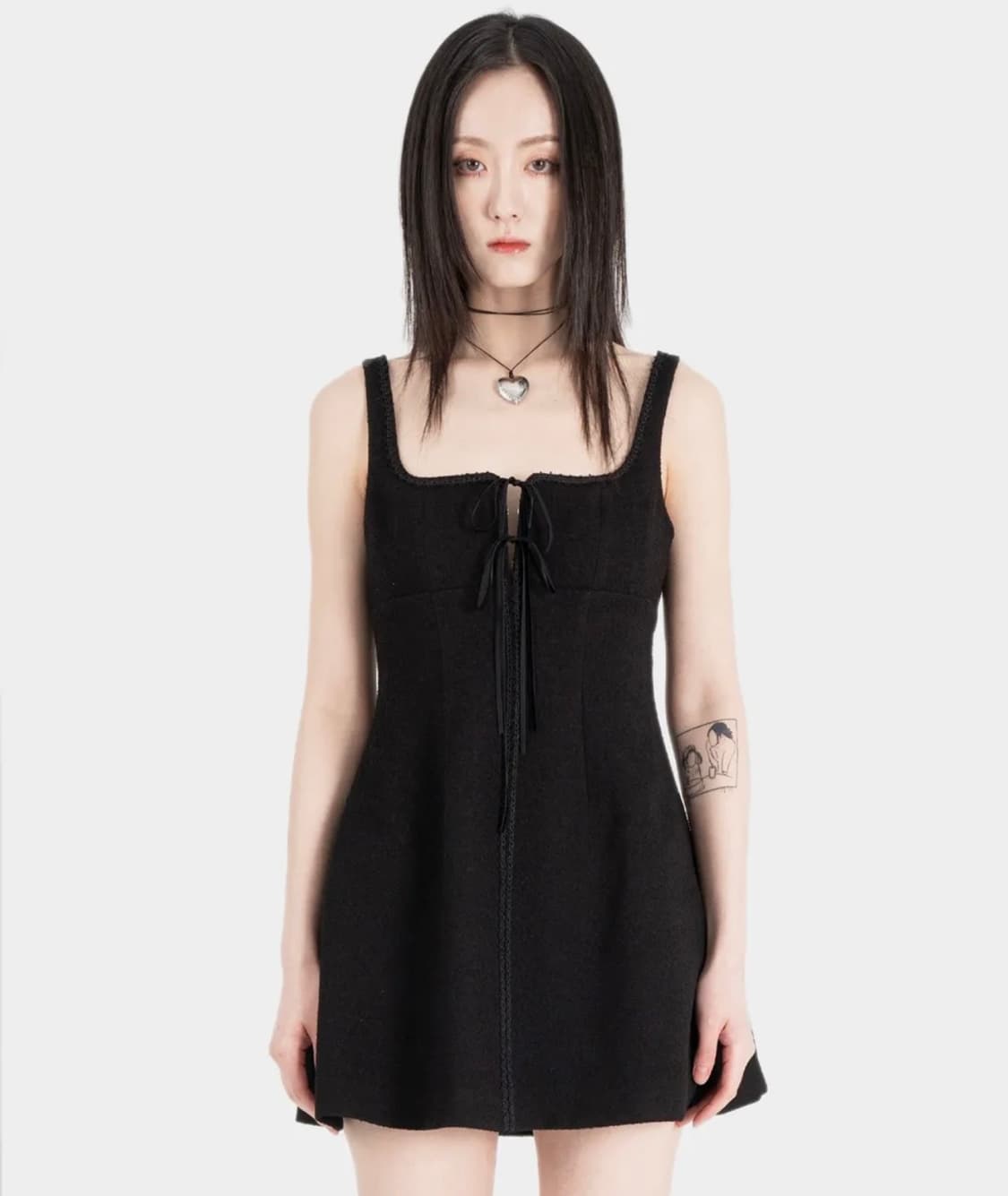 러프넥 블랙 레이스 컷아웃 드레스 상품이미지1