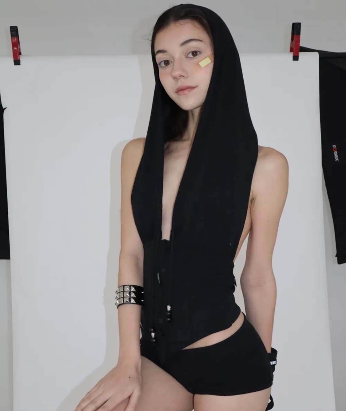 비엔프롬 BEEDS DRAPE HOOD TOP [BLACK] 상품이미지1