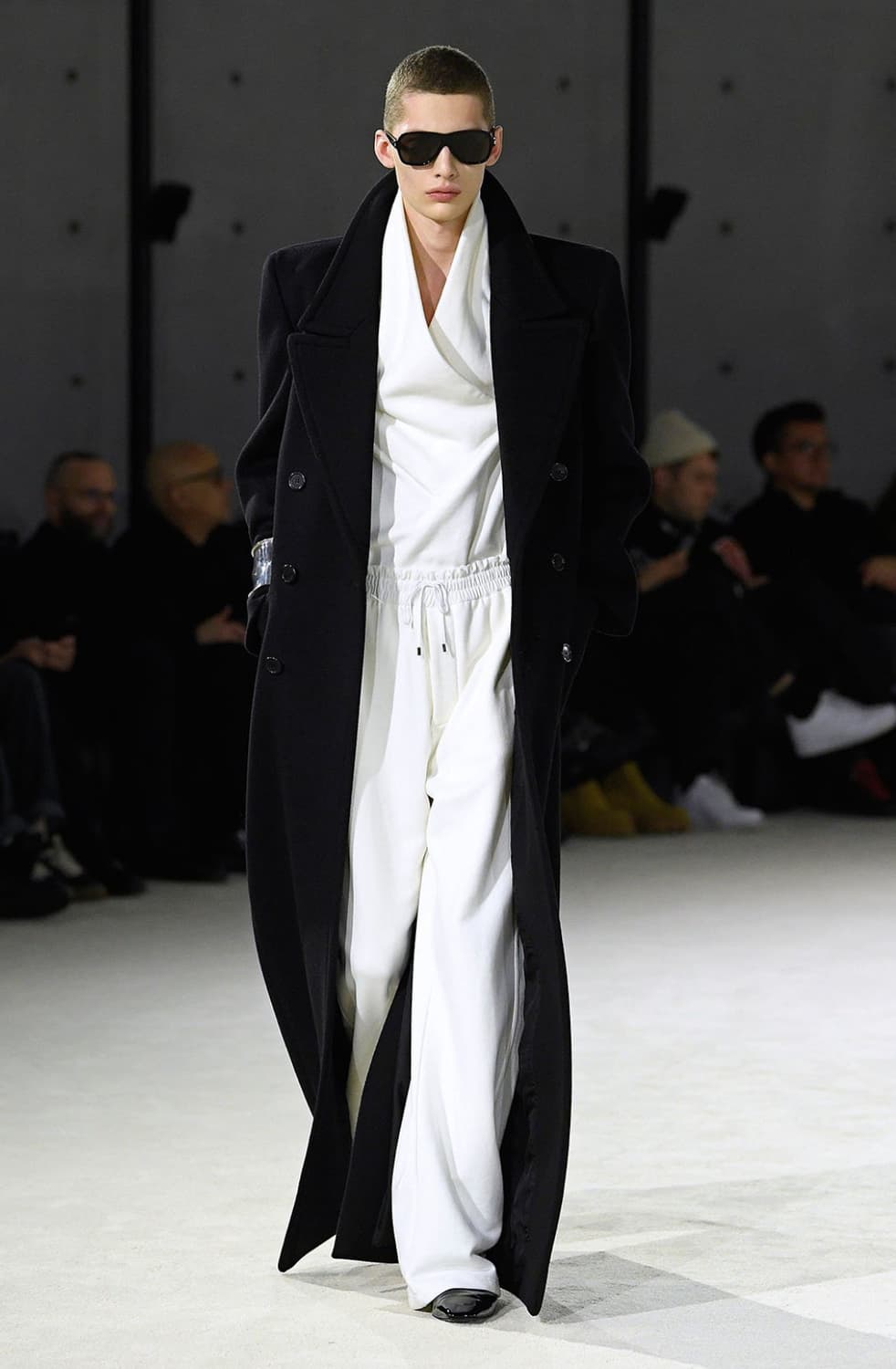 [차은우님 착용] 생로랑 23AW 컬렉션 숄카라 탑 상품이미지1