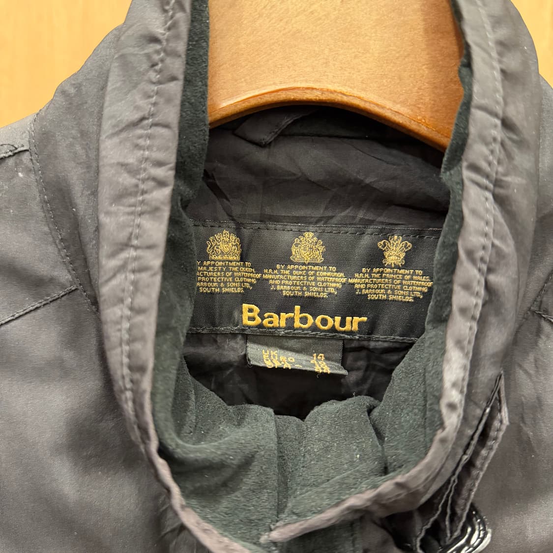 바버 하이넥 레귤러핏 라이트 웨이트 자켓 견장 멀티 포켓 디테일 블랙 상품이미지6