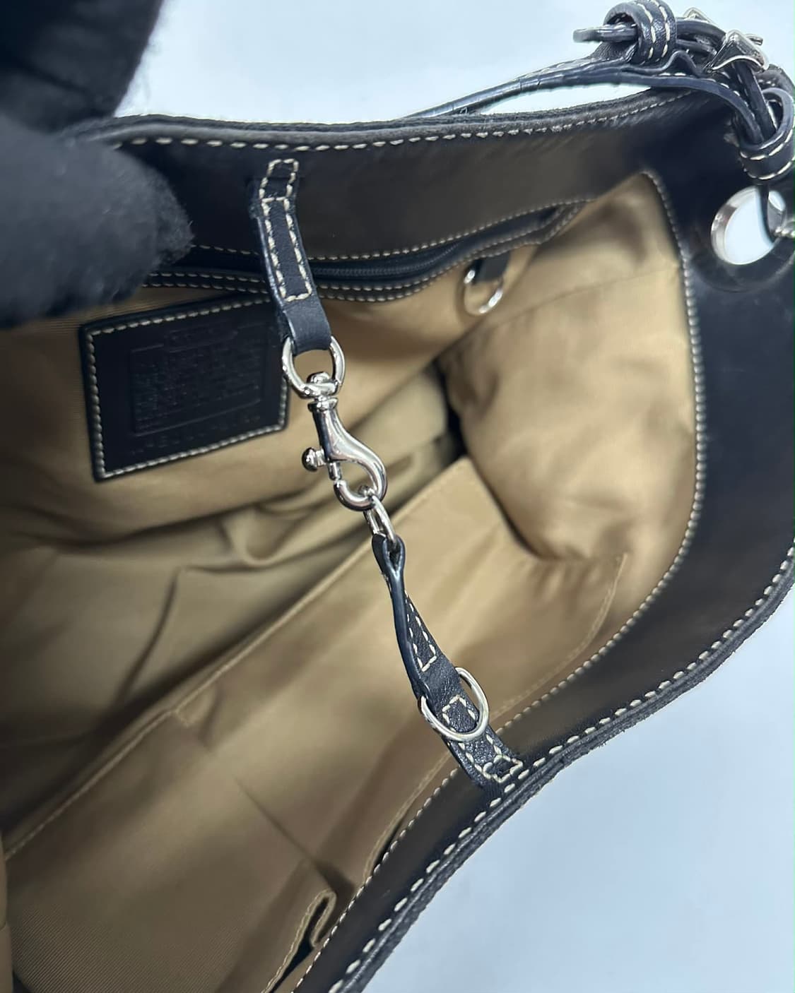 코치 시그니처 C자가드 가죽 숄더 버킷백 상품이미지8