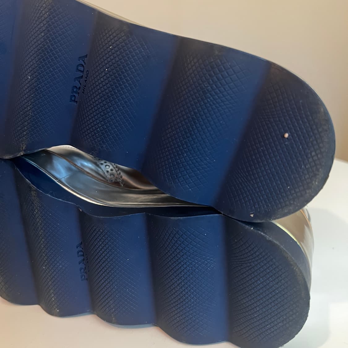 프라다 실버 메탈릭 레더 클리퍼 슈즈 상품이미지8