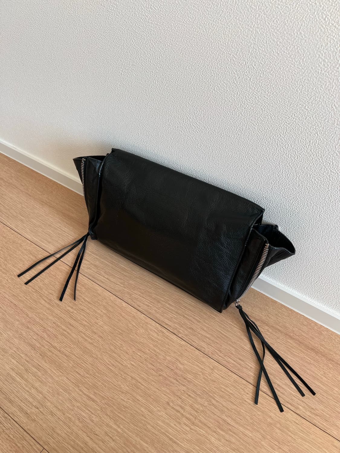 발렌시아가 블랙 파피에르 지퍼 플랩 클러치 상품이미지5