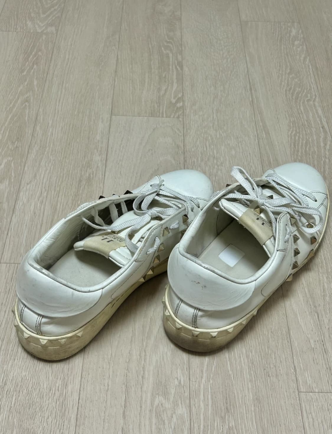 발렌티노 송아지 가죽 락스터드 언타이틀드 스니커즈 상품이미지1