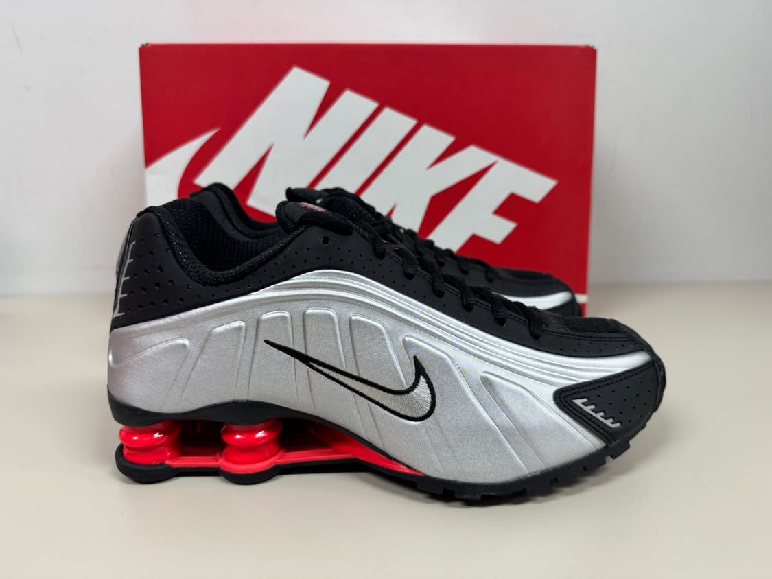 [245,255]나이키 우먼스 샥스 R4 블랙 메탈릭 실버 신품 상품이미지1