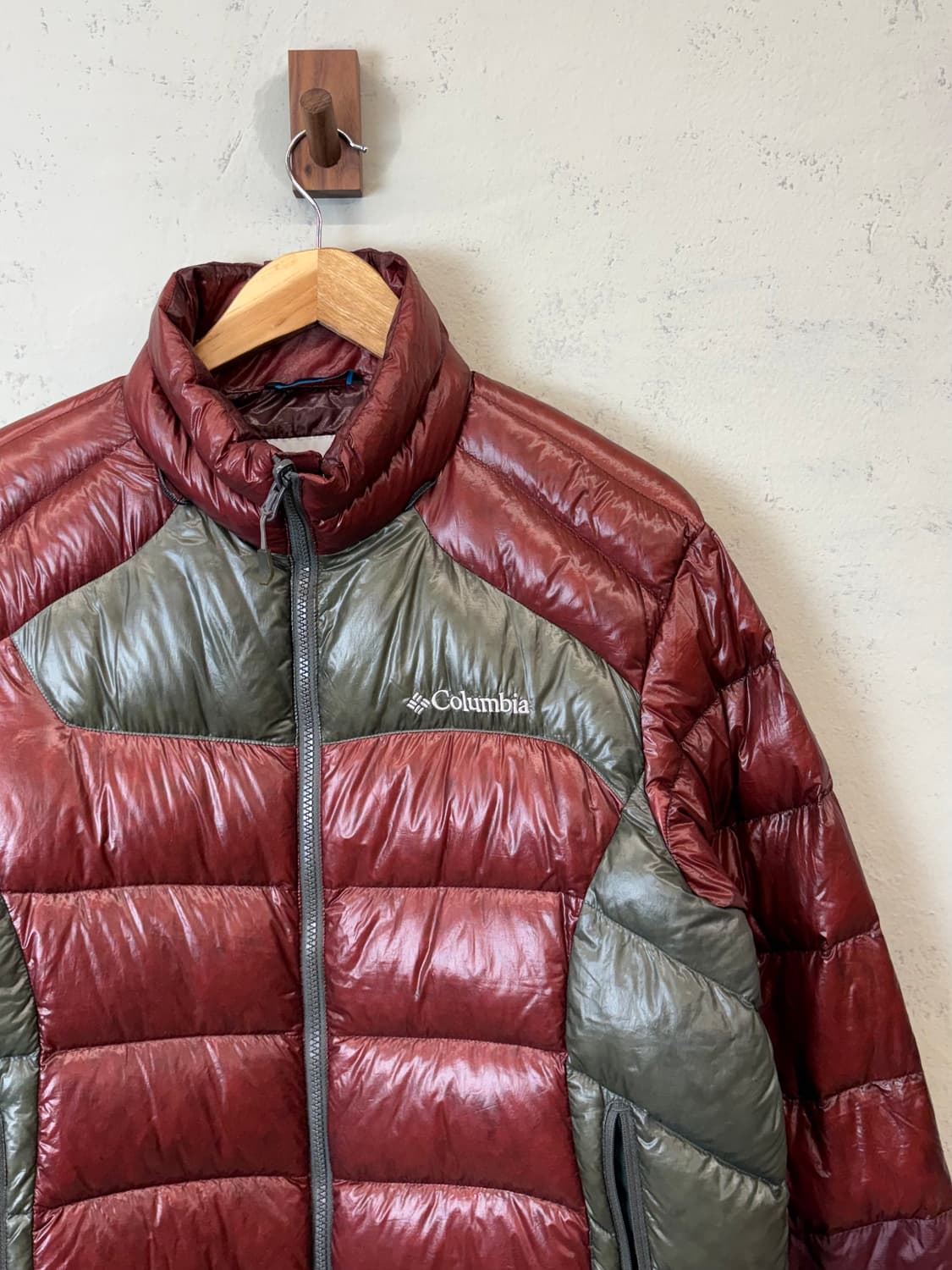 컬럼비아 구스다운 진격의 거인 경량패딩 상품이미지2