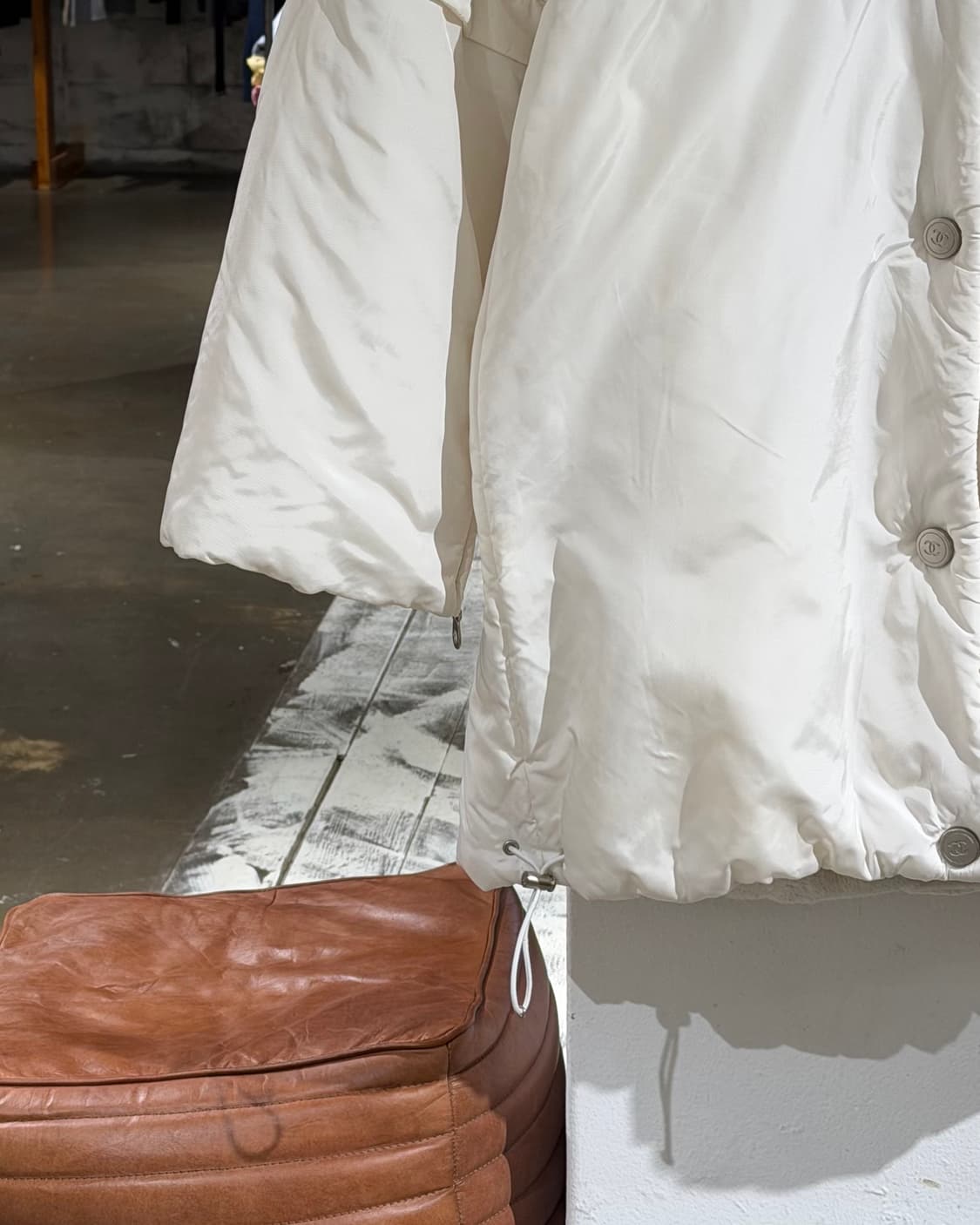 샤넬 화이트 fw00 로고 후드 플리스 패딩 상품이미지5