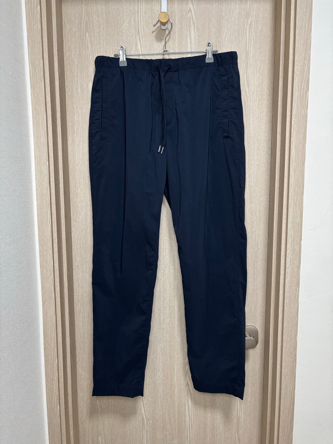 24SS새상품급)띠어리 Nevins 나일론텍스쳐 밴딩팬츠M/네이비 상품이미지1