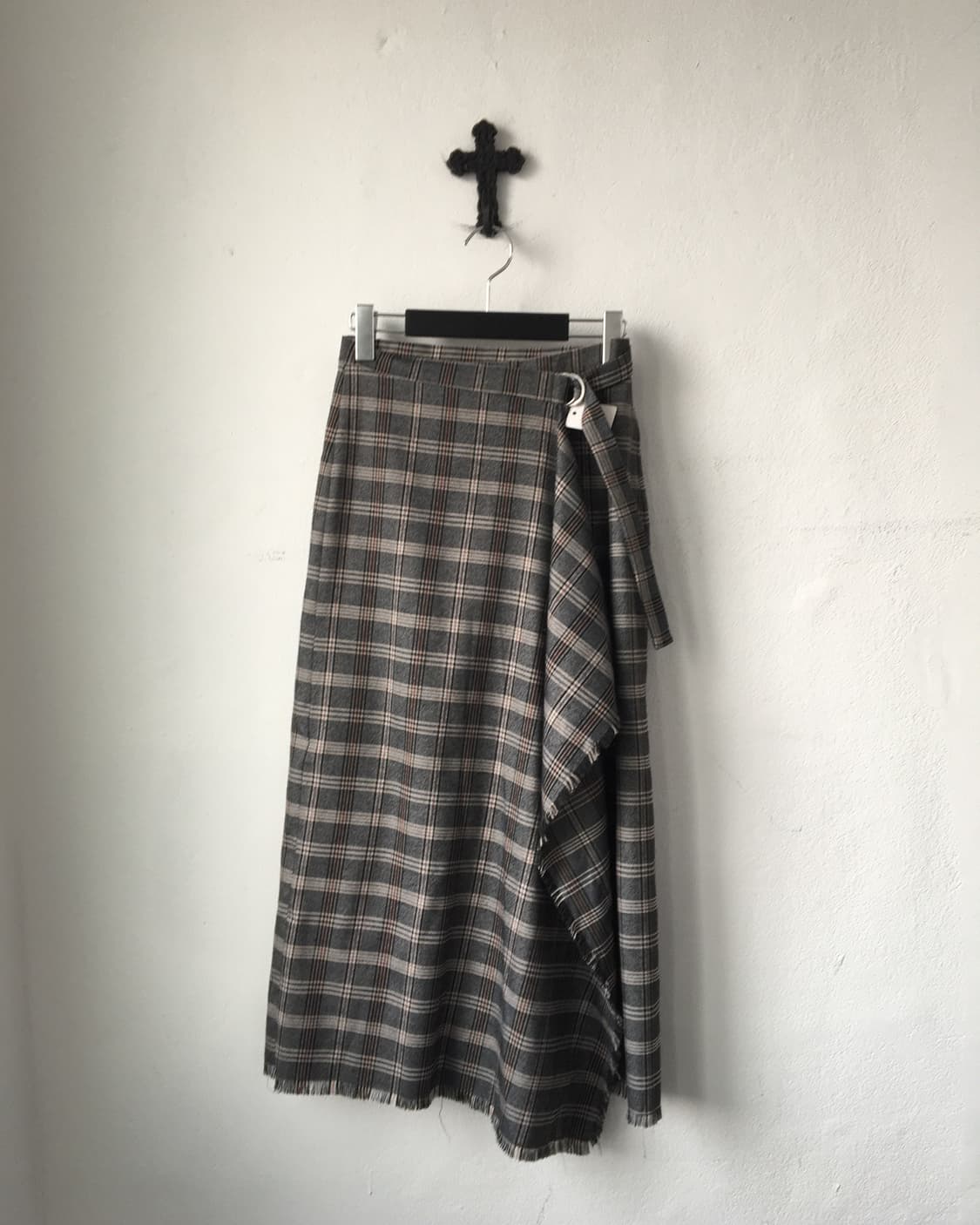 Unbalanced check pattern wrap skirt 상품이미지1