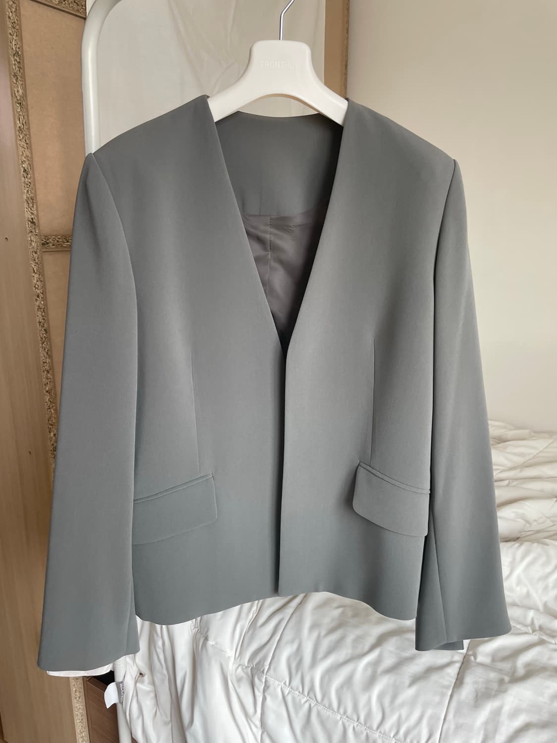 프론트로우 애쉬 카키 그레이 수트 셋업 판매해요. 상품이미지1