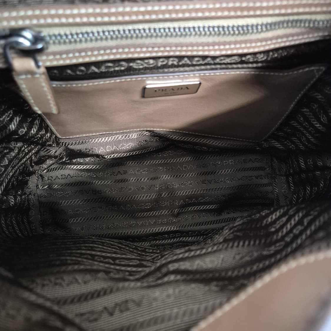 프라다 삼각로고 레더 시티 백팩 (B6677B) 상품이미지10