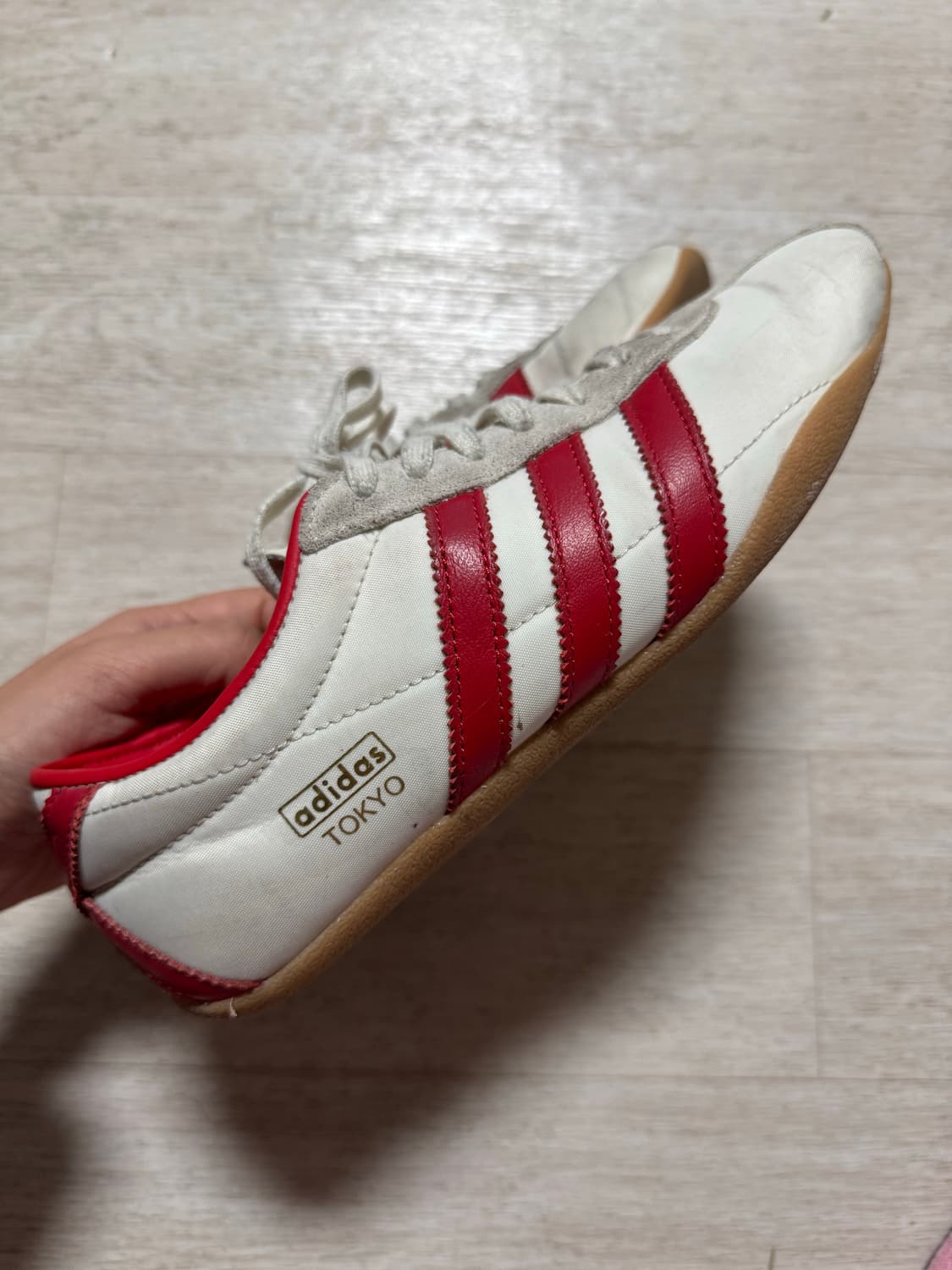 [제니 착용] 아디다스 도쿄 오프 화이트 베러 스칼렛 240 상품이미지1