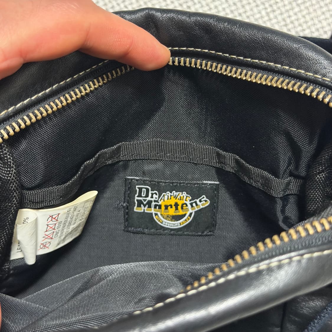 닥터마틴 레더 미니 크로스백 상품이미지3