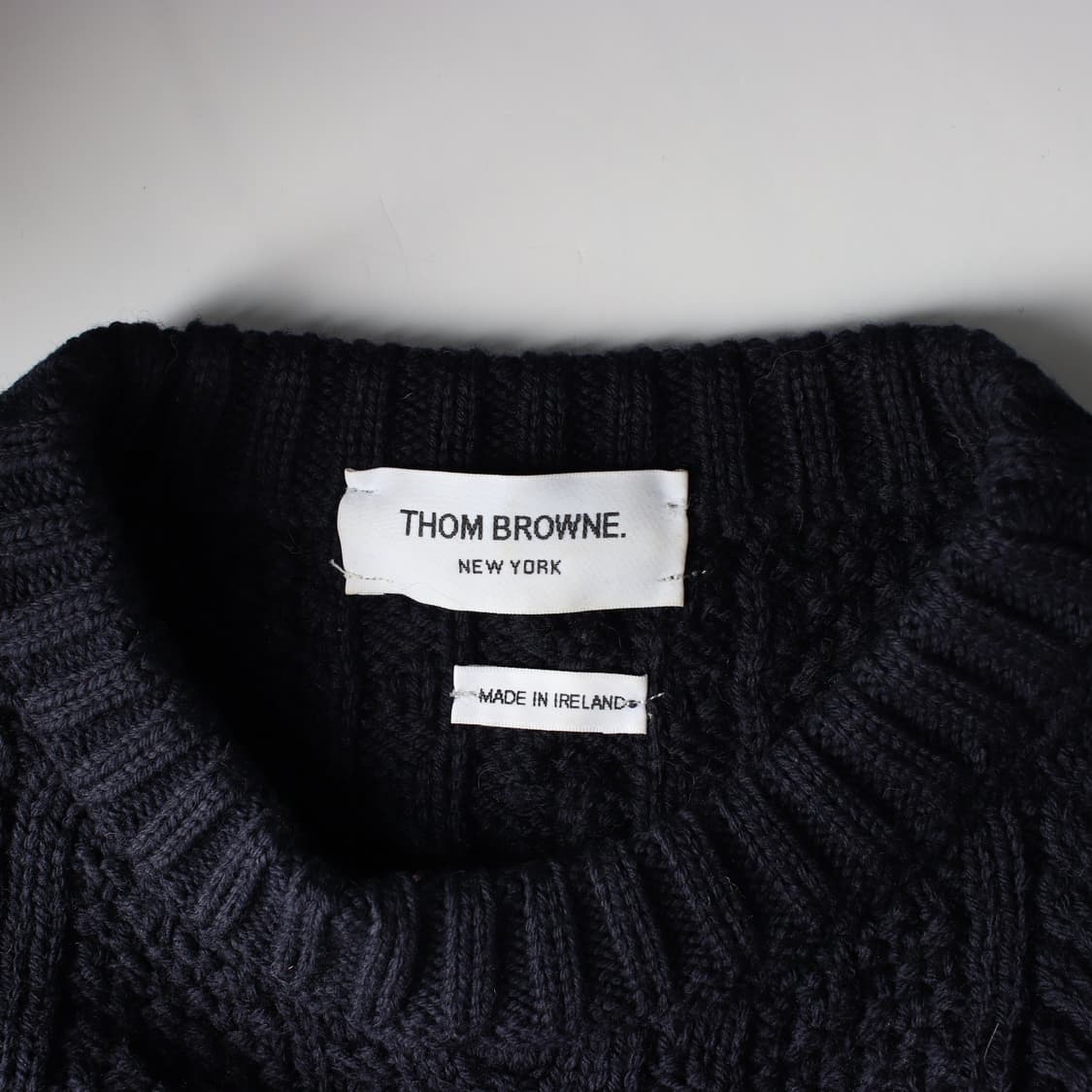 톰 브라운 삼선 아란 케이블 울 니트 스웨터 상품이미지3