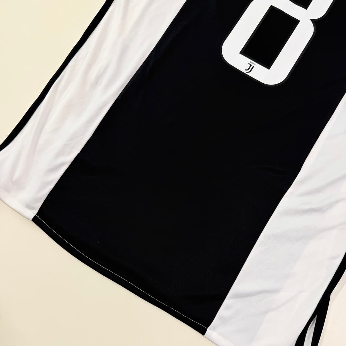 17-18 유벤투스 홈 마르키시오 유니폼 상품이미지3