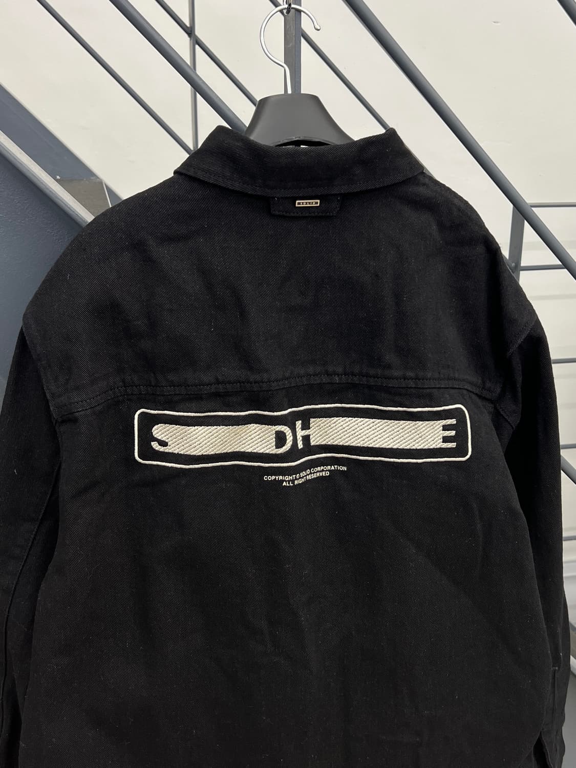 솔리드옴므 빅로고 데님 셔츠 자켓 / 블랙 상품이미지2