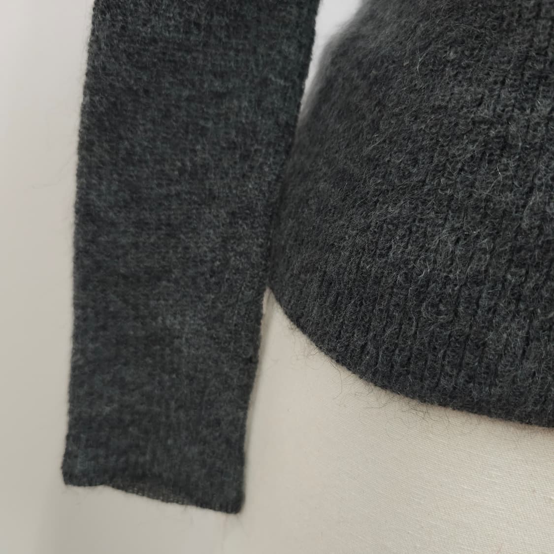 모헤어 차콜 터틀넥 목폴라 골지 슬림핏 니트 상품이미지5