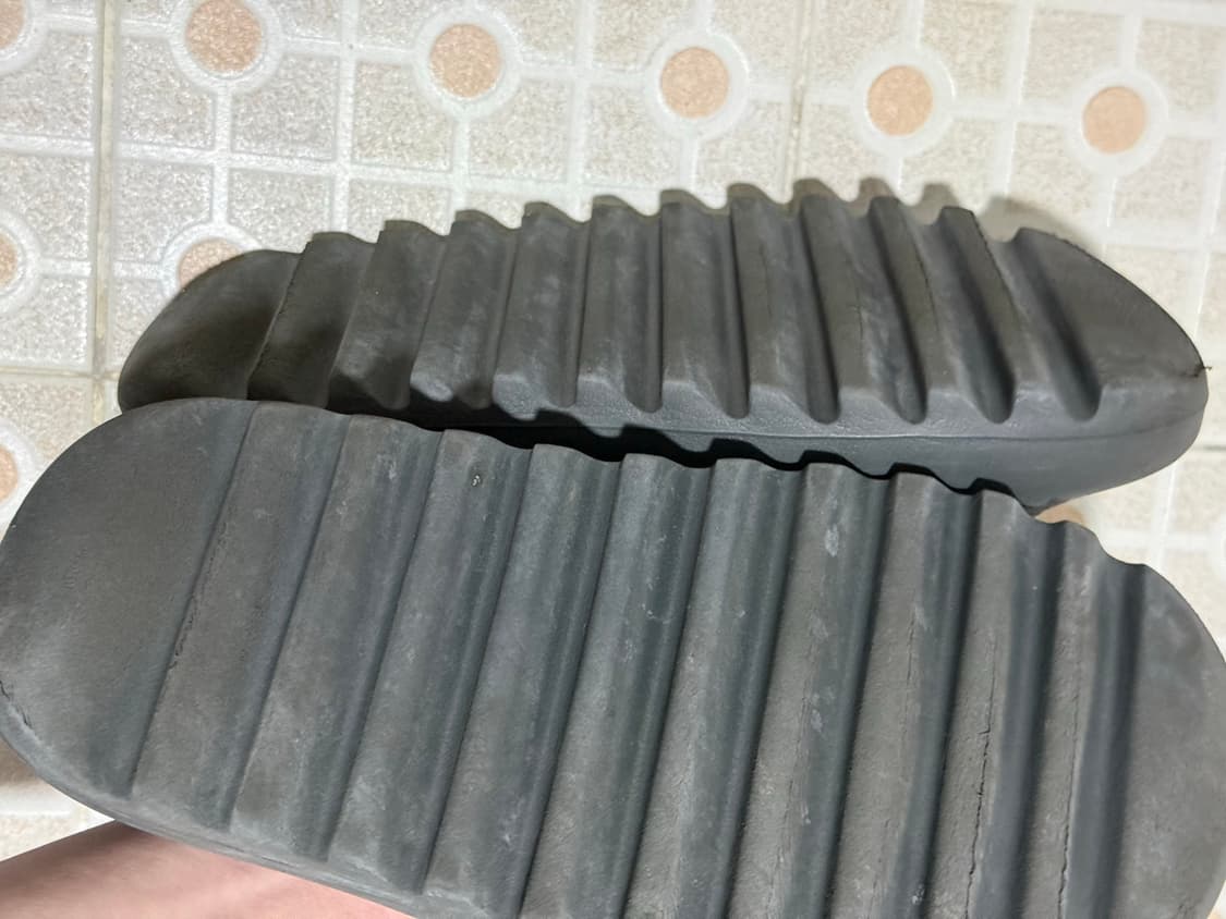 [275]아디다스 이지 슬라이드 다크 오닉스 2024 상품이미지2