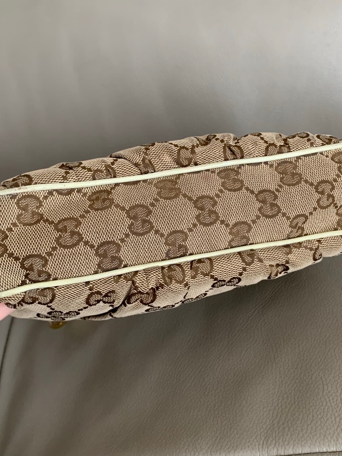 🤍 Gucci 캔버스 GG 미니 자가드 하트 로고 참 바게트 백 상품이미지6