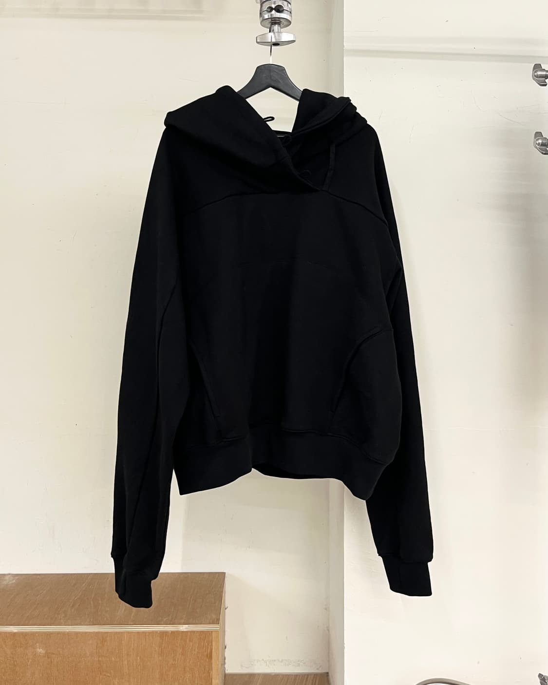 혜인 서 블랙 버튼 후디 상품이미지1