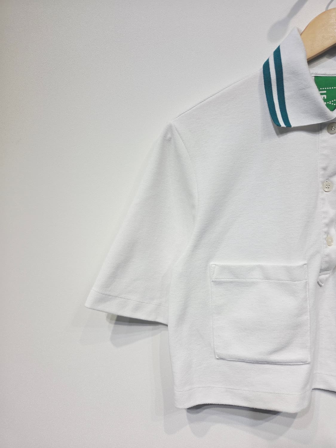 럭키마르쉐 화이트 크롭 카라 반팔티_FREE 상품이미지3