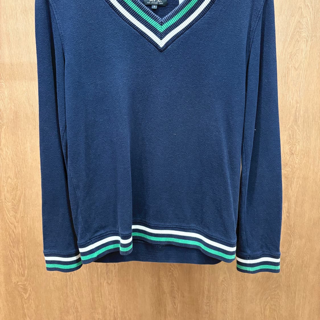 아페쎄 브이넥 코튼 플리스 긴팔 맨투맨 스트라이프 리브 디테일 네이비 상품이미지5