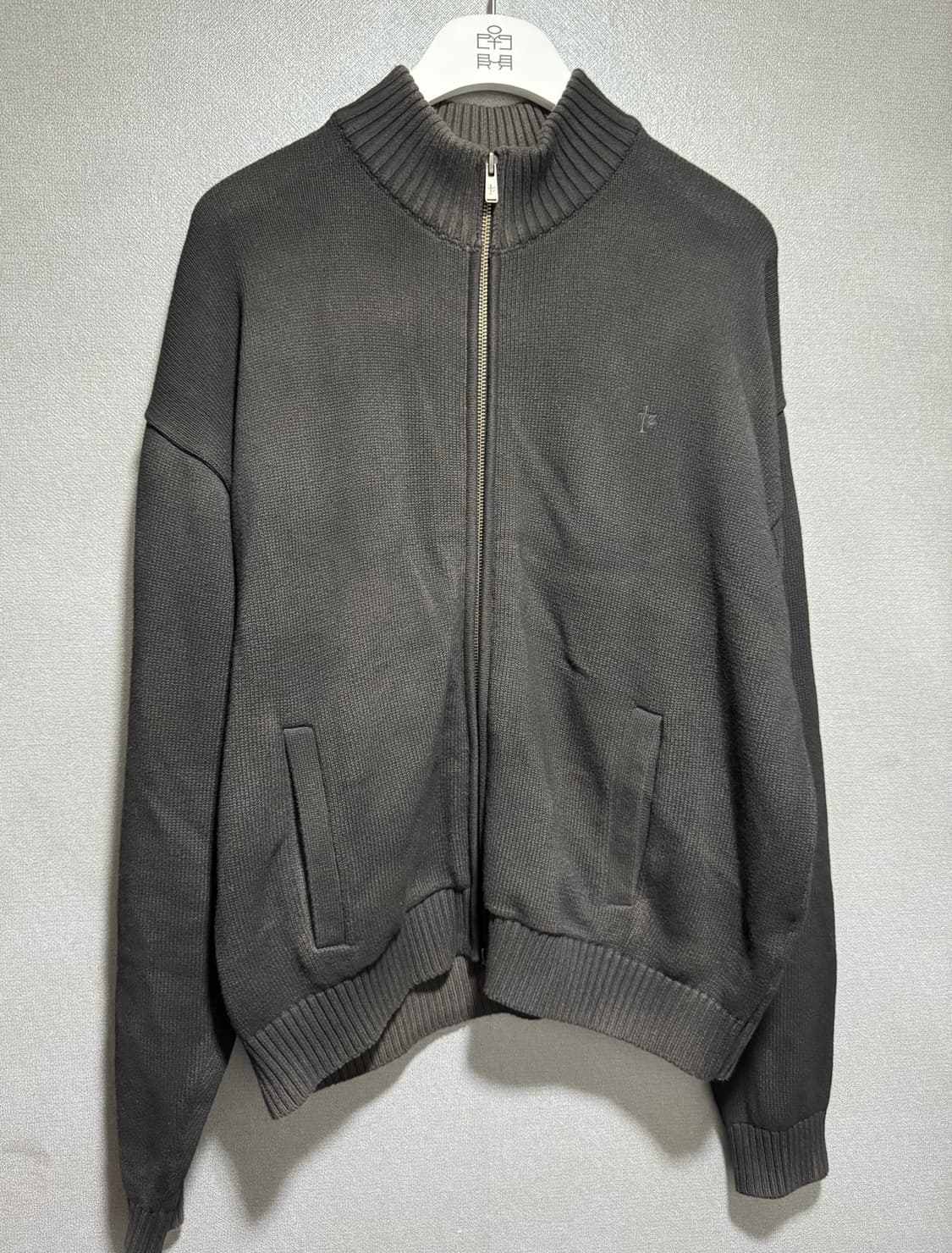 [4] 폴리테루 트랙 니트집업 차콜 상품이미지1