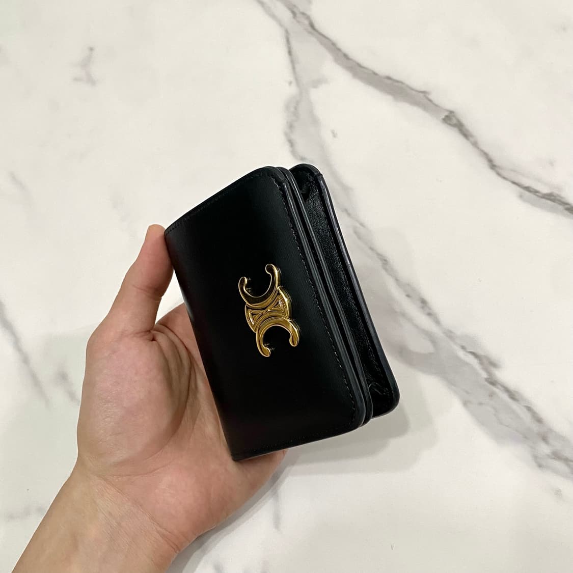 셀린느 트리옹프 카프스킨 컴팩트 월렛 여성 반지갑 블랙 상품이미지3