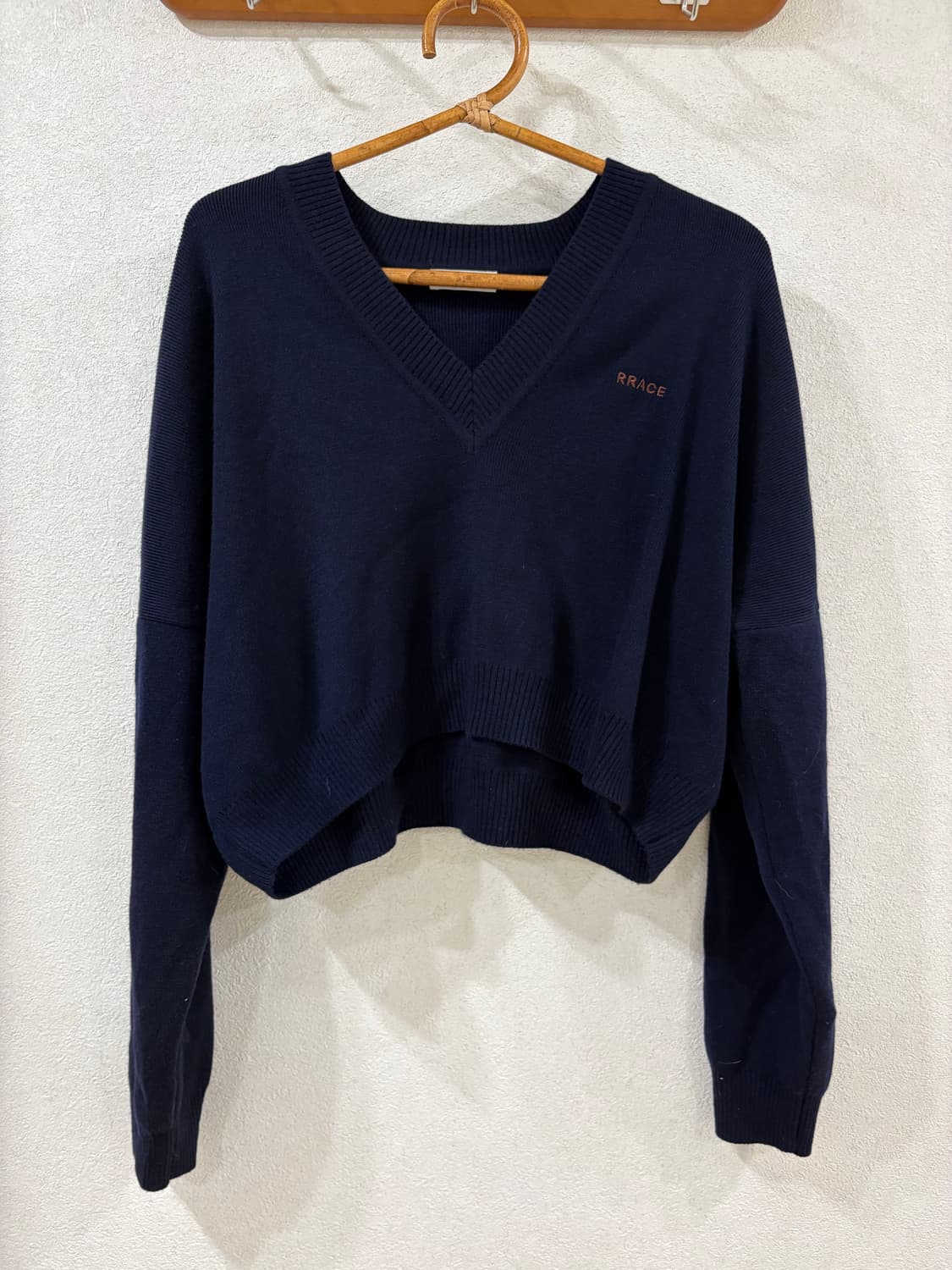 RRACE 브이넥 니트 네이비 상품이미지1