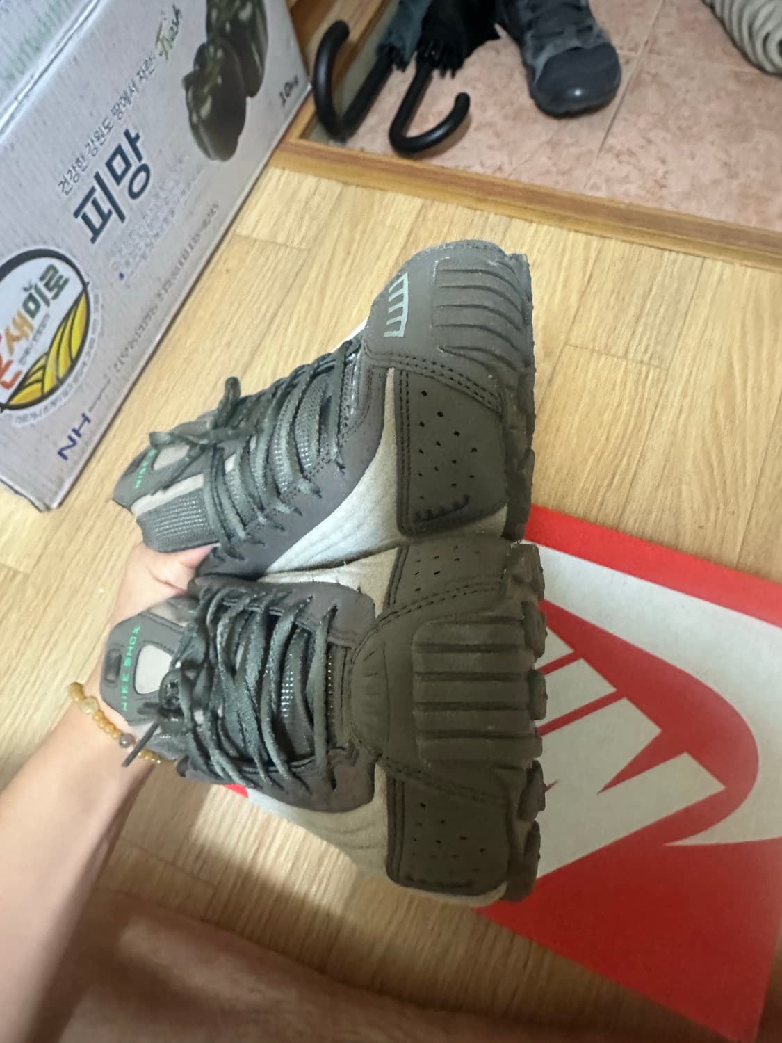 나이키 샥스 올리브 상품이미지2