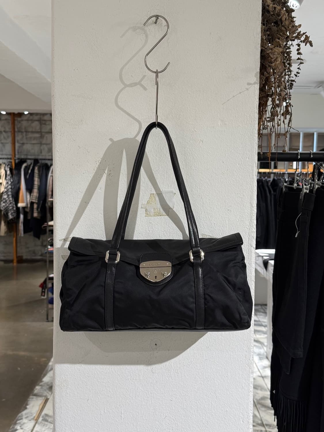 프라다 블랙 테수토 포코노 버클 바게트 숄더백 상품이미지2