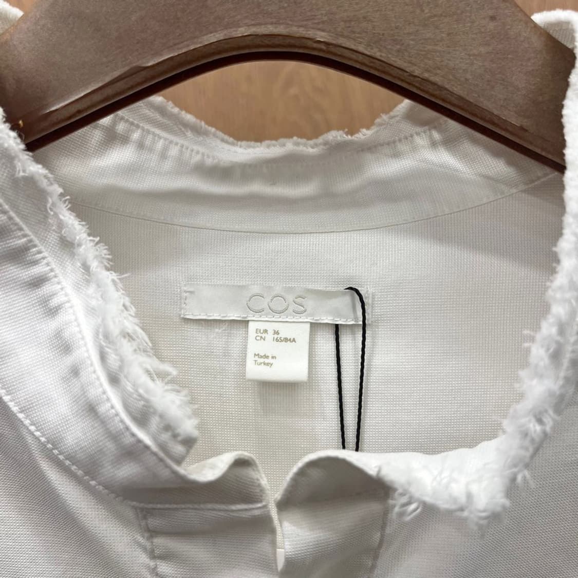 코스 코튼 셔츠 헨리넥 버튼 클로징 스퀘어 라인 절개 디테일 화이트 상품이미지6