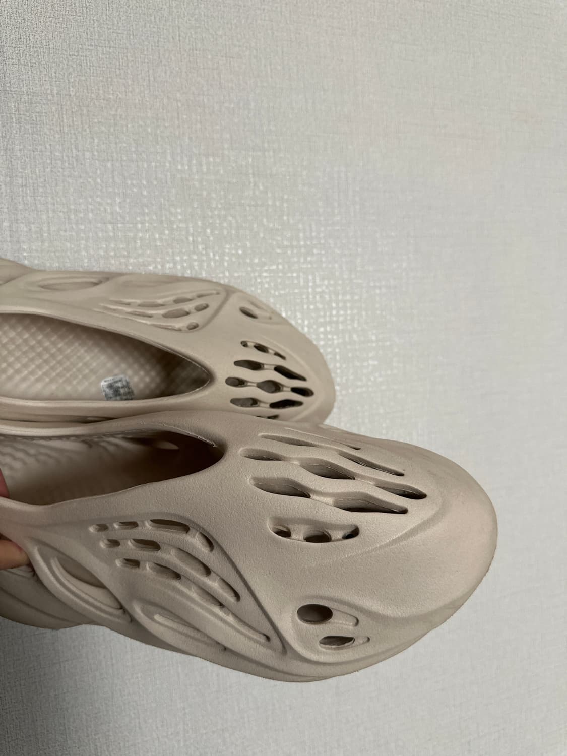 지디착용) 아디다스 이지 폼 러너 샌드 265 상품이미지3