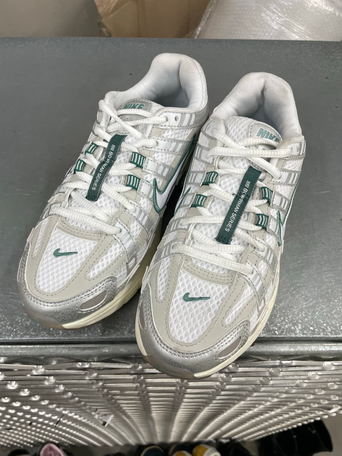 나이키 P-6000 메탈릭 실버 235 상품이미지2