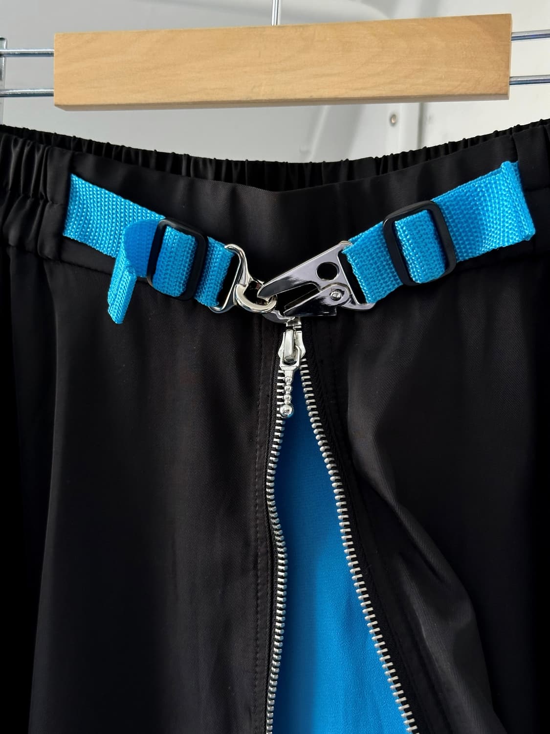 Silky fabric front zip design skirt 상품이미지3