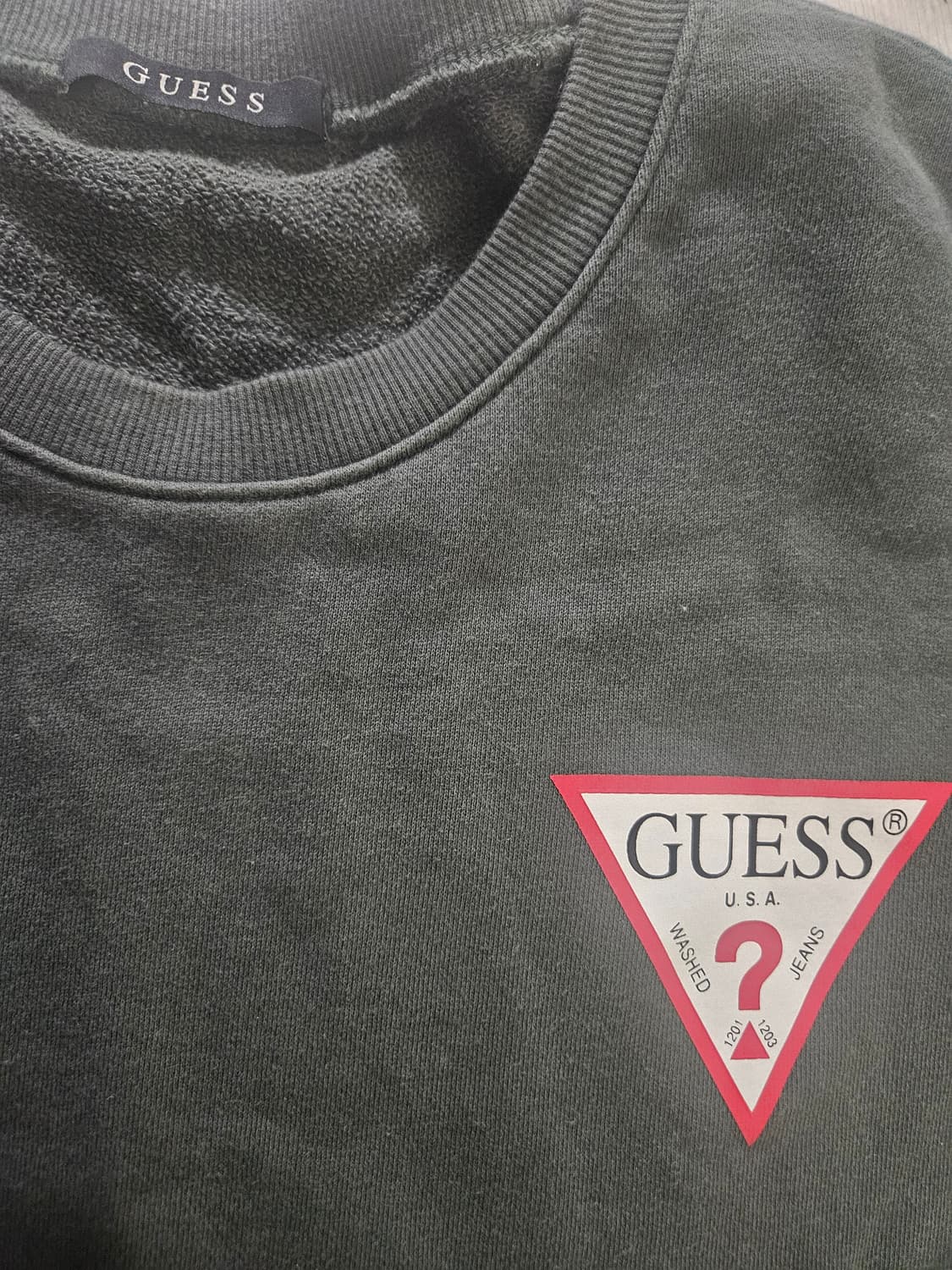 게스(GUESS) 트라이앵글 로고 맨투맨 (다크그레이) 상품이미지3