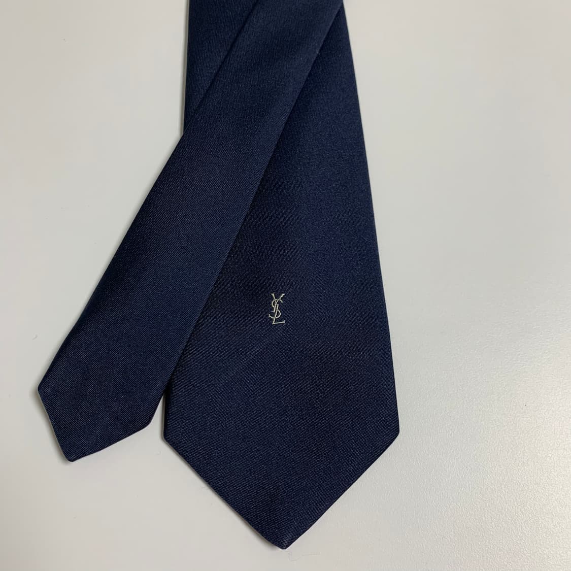 입생로랑(YSL) 심플로고 다크네이비 단색 명품넥타이 100폴리 8cm 상품이미지4