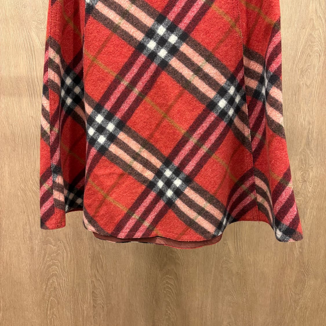 버버리 울 미디 스커트 체크 패턴 박스 플리츠 디테일 A라인 레드 상품이미지5